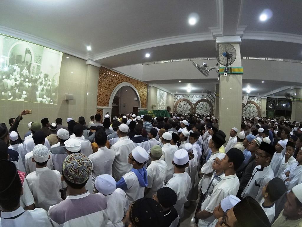 Di Ponpes Al-Mu'min Ngruki, Ribuan Umat Islam Solatkan Jenazah KH Wahyudin