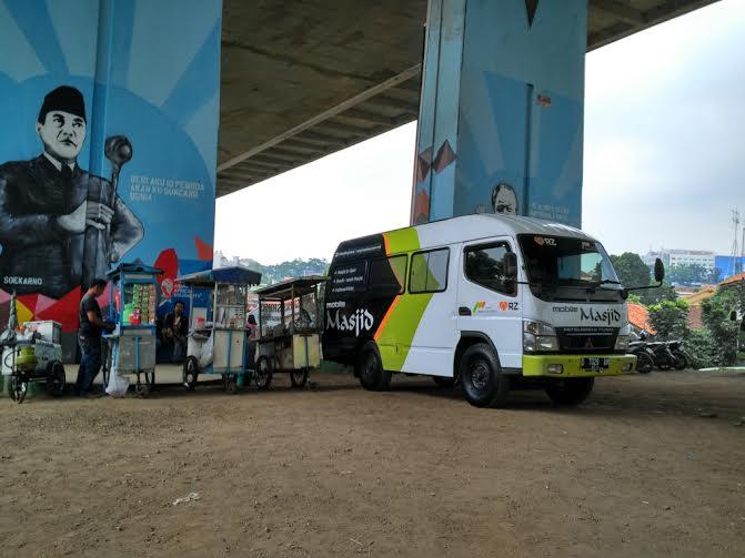 Mobile Masjid YMN Kunjungi Taman di Bandung