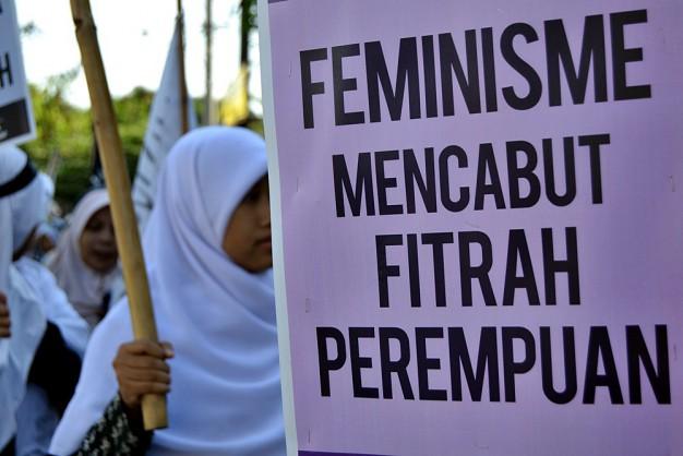 Menelaah Kasus Hadits Wanita Kurang Akal dan Agama