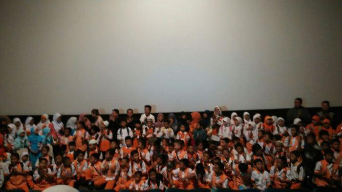 RISKA Gelar Nonton Bareng Film Battle of Surabaya bersama 200 Anak Yatim dan Dhuafa 