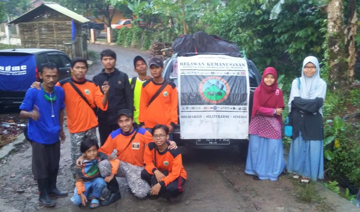 Bencana Longsor di Subang, Team Relawan Sinergi Komunitas Pendaki Muslim Turun Bantu Evakuasi