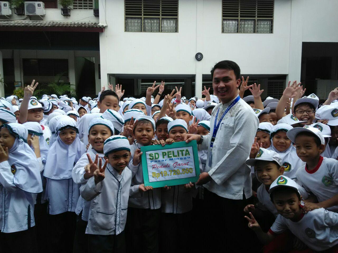 Murid SD Pelita Pasar Minggu Bantu Garut