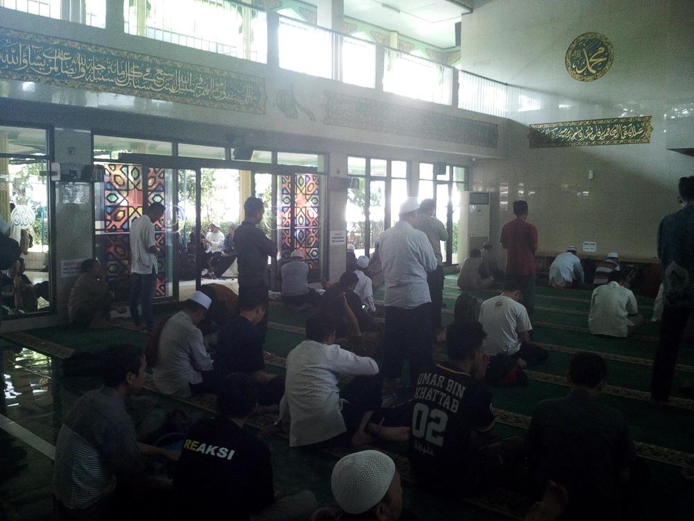 Sebelum ikuti #AksiTolakPerppu Ormas, Peserta Aksi 2410  Lakukan Sholat Sunnah 