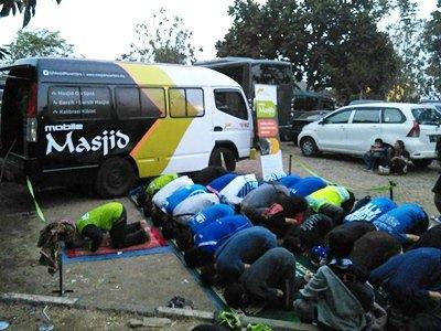 Bobotoh Persib Serbu Mobile Masjid di Stadion Jalak Harupat