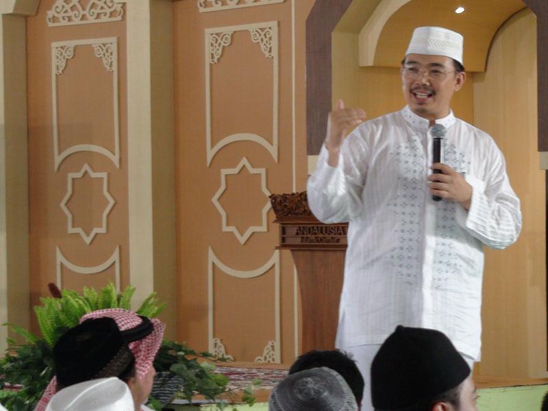 Pakar Ekonomi Syariah Syafi'i Antonio: Kunci Kebangkitan Ekonomi Membeli Produk Umat Islam 