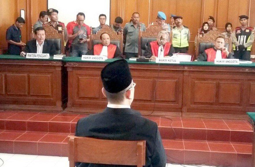 Vonis Dunia yang Meninggikan Derajat Manusia