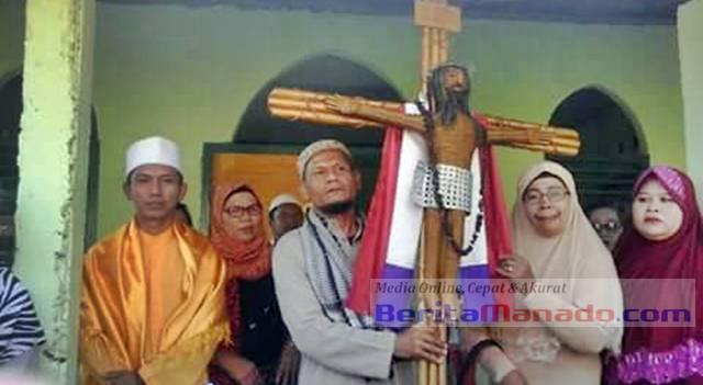 Astagfirullah! Berdalih Toleransi, Seorang Ustadz Jemput Kayu Salib dan Mampir di Mushalla
