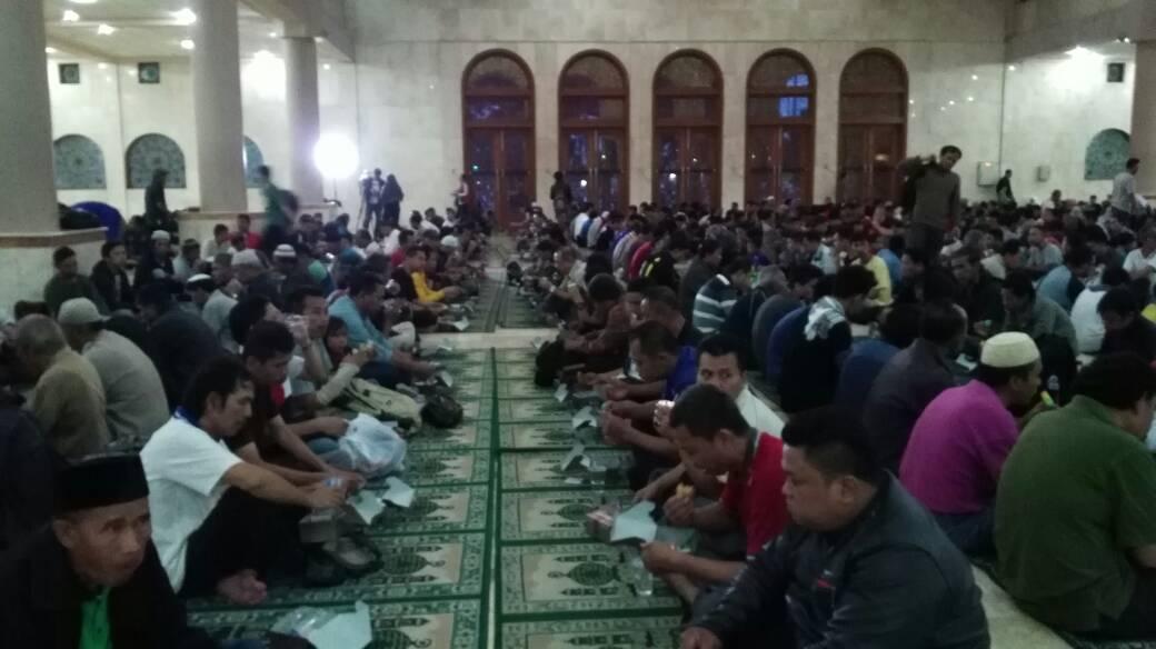 Buka Puasa Pertama, Ribuan Umat Islam Padati Masjid Raya Bandung