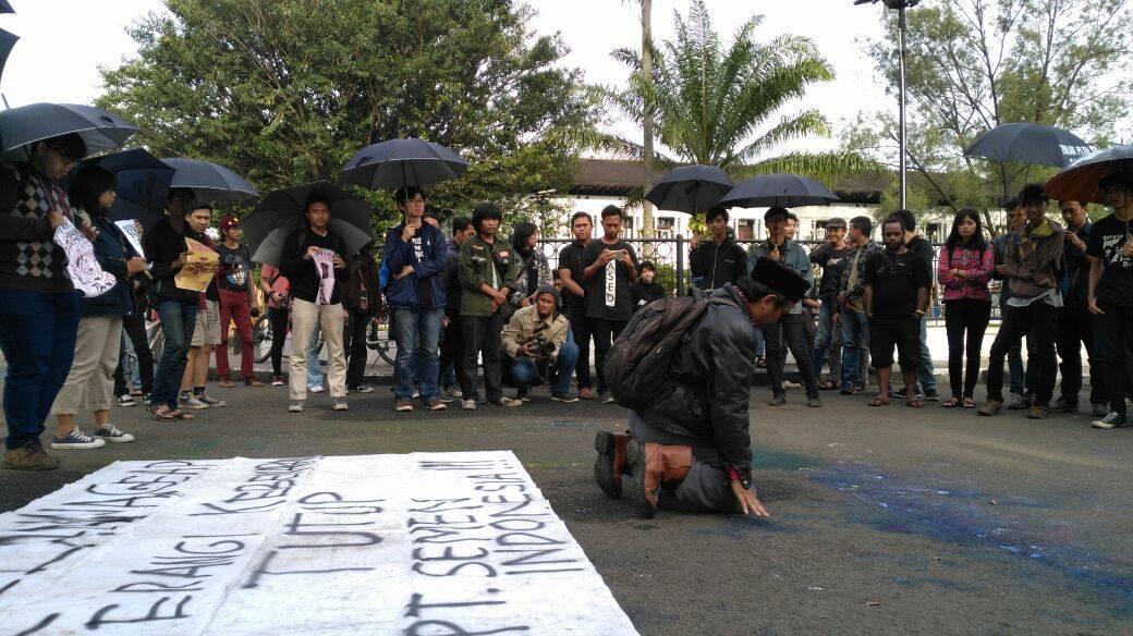 Puluhan Massa Aksi Kamisan Tuntut Jokowi Tutup Izin Semen Indonesia