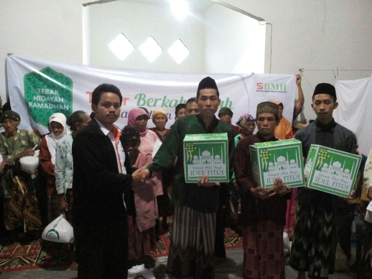 Salurkan Zakat Hingga  Warga Desa Terpencil