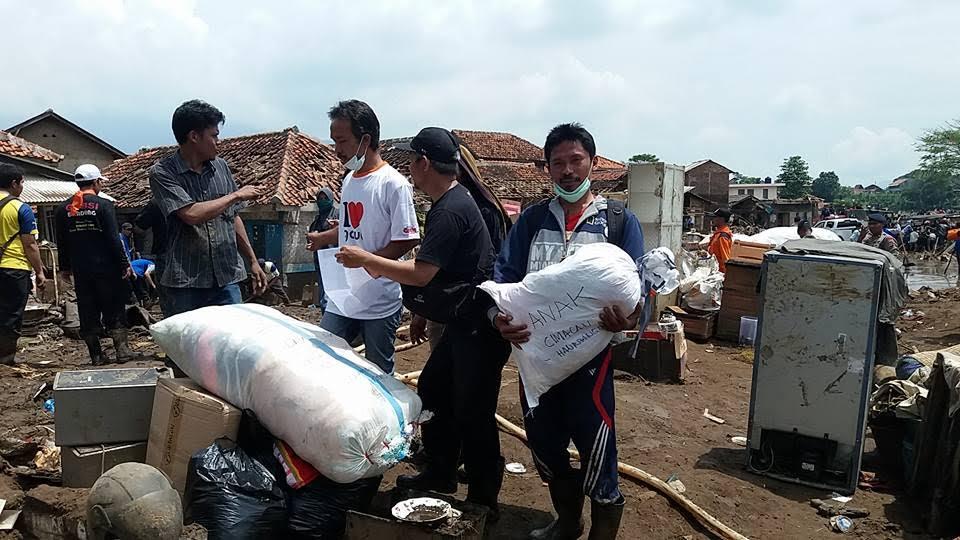 Hizbut Tahrir Salurkan Bantuan ke-17 Daerah Korban Banjir Garut