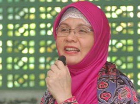 Awal Masuk Islam, Irena Handono: Saya Belajar Shalat dengan Contekan 