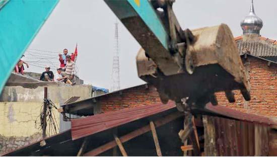 Alhamdulillah! Buldoser Ahok Gagal Rubuhkan Bangunan Majelis Taklim di Kampung Pulo
