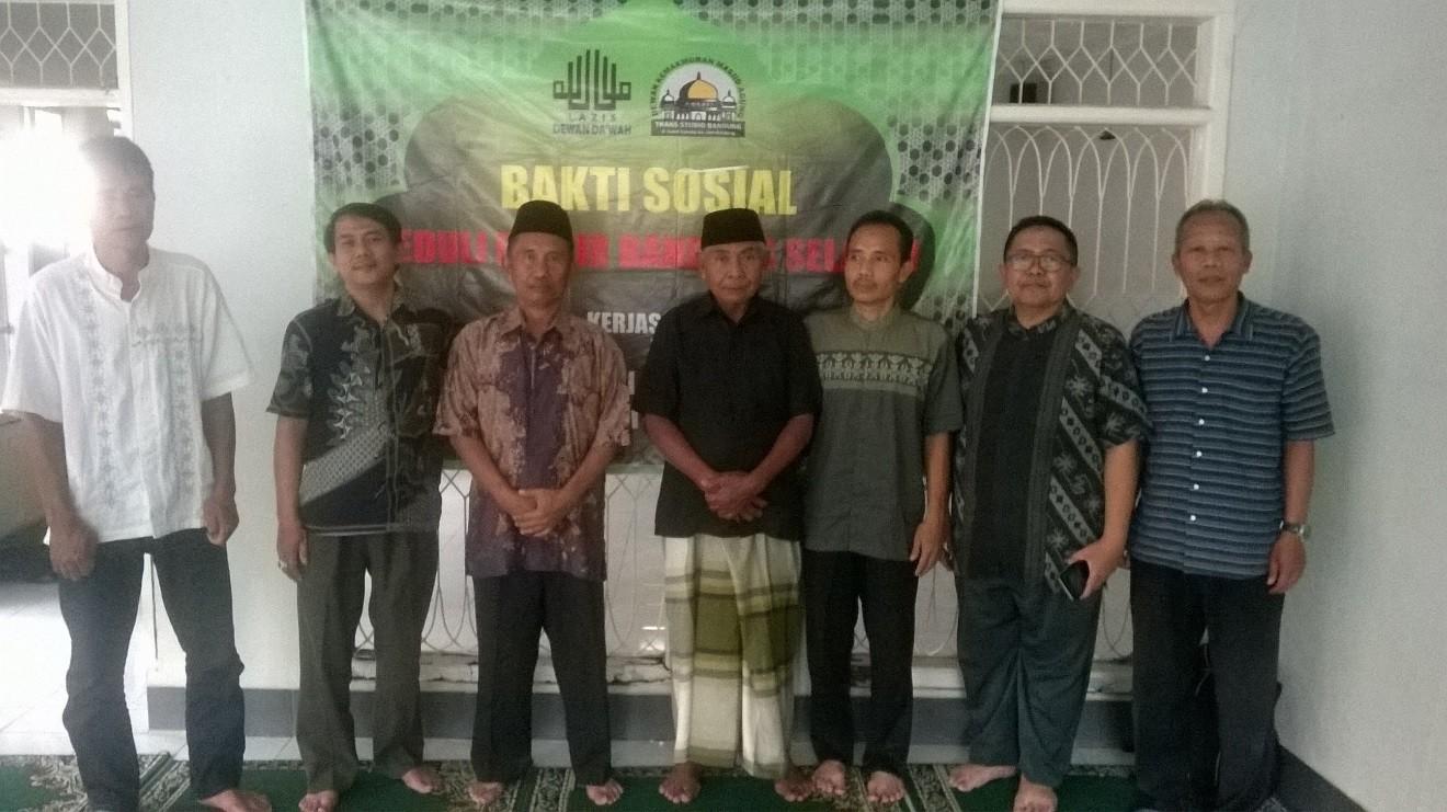 Lazis Dewan Dakwah & DKM Trans Studio Gelar Ngaji Sambil Berbagi di Wilayah Banjir  