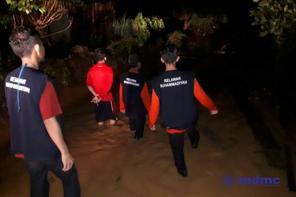 Banjir Tolitoli Tim MDMC dan Lazis-Mu Evakuasi Terdampak ke Pos Muhammadiyah 