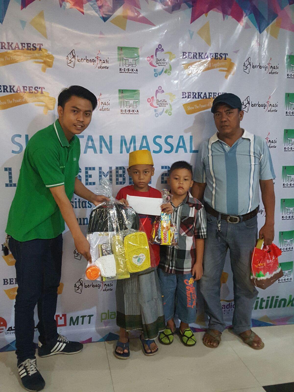 Remaja Islam Sunda Kelapa dan Komunitas Berbagi Nasi Gelar Sunatan Massal 