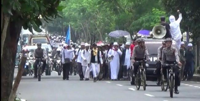 Naik Bus Dilarang, Ribuan Umat Islam Ciamis Berjalan Kaki ke Jakarta Ikut Aksi Bela Islam III