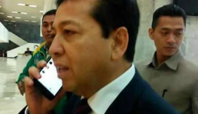 Ditanya Wartawan Soal Kasus E-KTP dan Novel Baswedan, Setya Novanto Pura-pura Terima Telepon