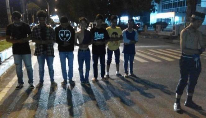 Astaghfirullah! Sejumlah Remaja di Bengkulu Ini Lecehkan Shalat di Tengah Jalan