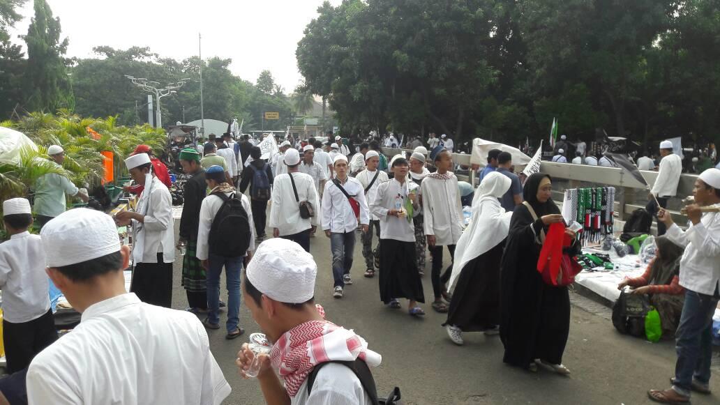 Posko Konsumsi dan Kesehatan Bertebaran Siap Layani Peserta Aksi Simpatik Bela Islam 55