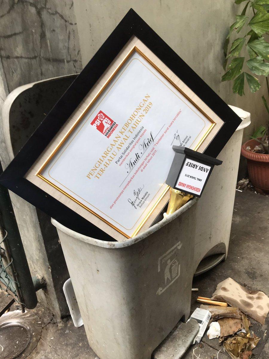 Award PSI Dibuang ke Tempat Sampah