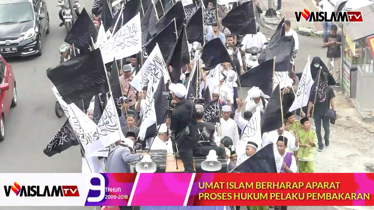 [VIDEO] Umat Islam Konvoi ke Mapolresta Bogor Laporkan Pelaku Pembakar Bendera Tauhid