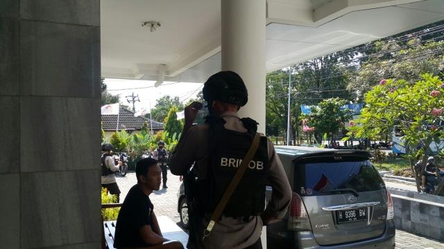 IPW Sesalkan Kedatangan Brimob Bersenjata Lengkap ke Kantor DPD Gerindra Jateng
