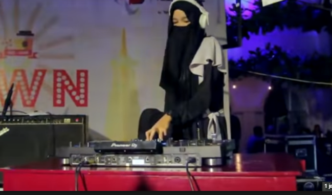 DJ Bercadar, Kita Berjilbab Karena Siapa?