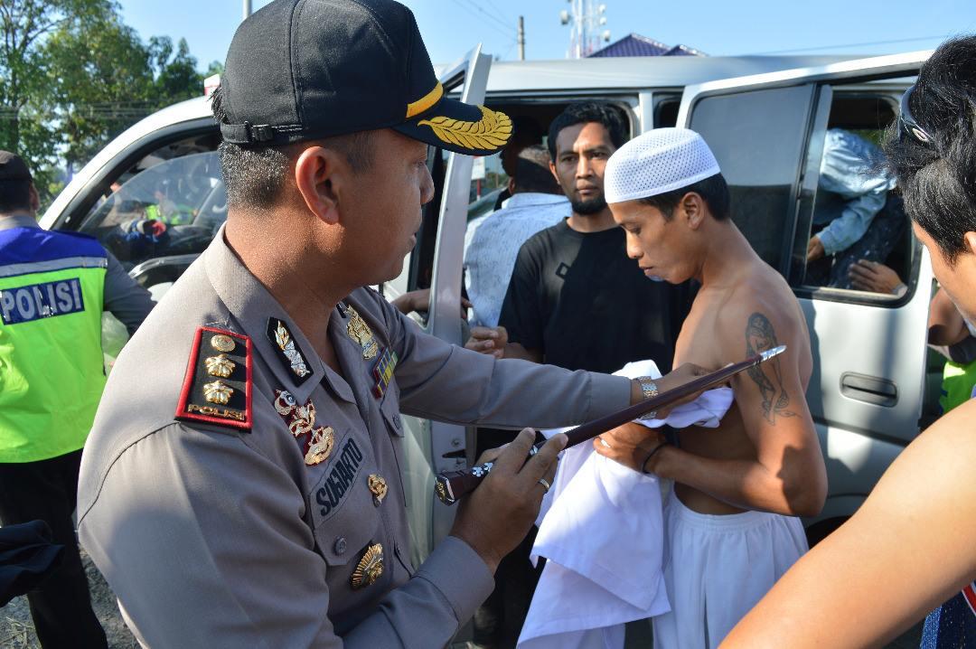 Khawatir Bentrok dengan Banser, Polisi Lucuti Seragam Atribut FPI di Rembang