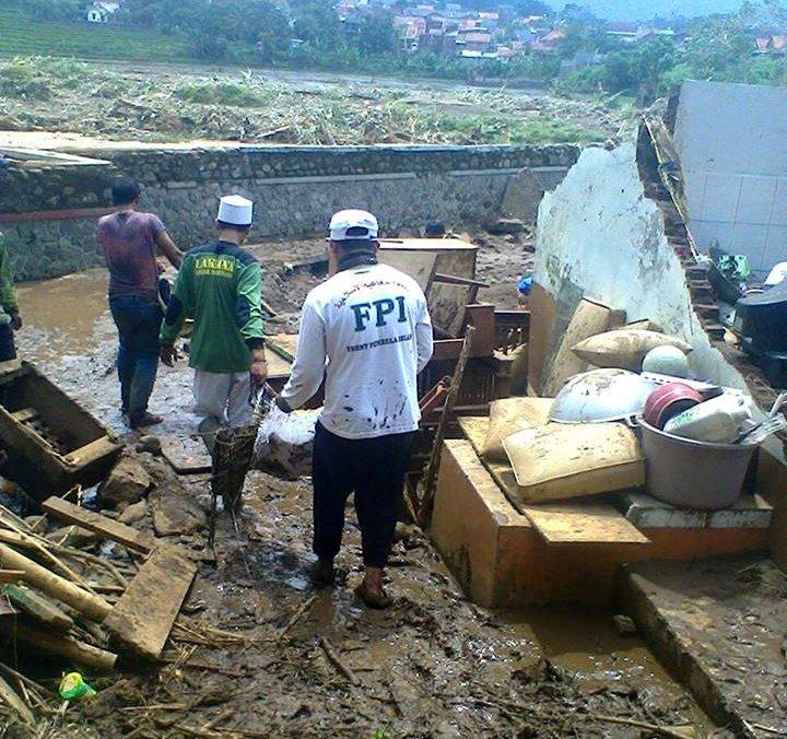 Luput dari Tayangan Media Massa Arus Utama, FPI Bantu Korban Banjir Bandang Garut