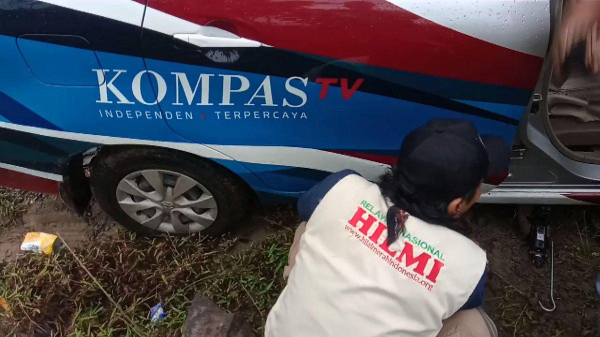Mantul, Mantap Betul, Relawan FPI Bantu Evakuasi Mobil Kompas TV yang Terperosok