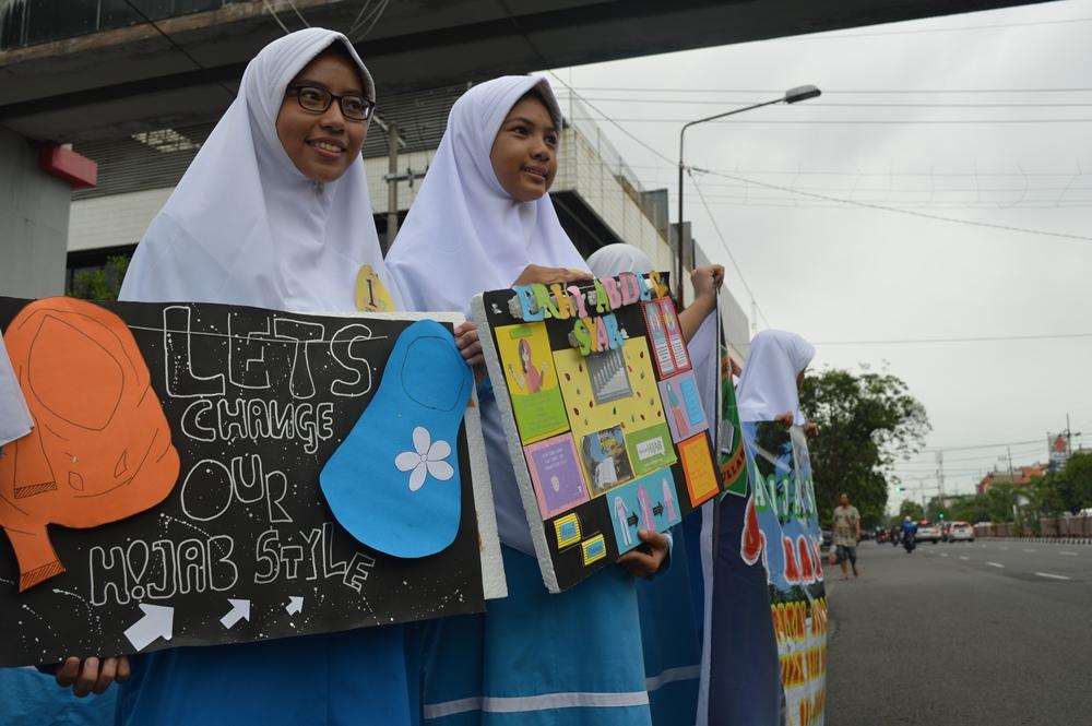 Hari Tutup Aurat, Siswi SMP Putri Luqman al-Hakim Surabaya Bagikan Ratusan Jilbab Gratis