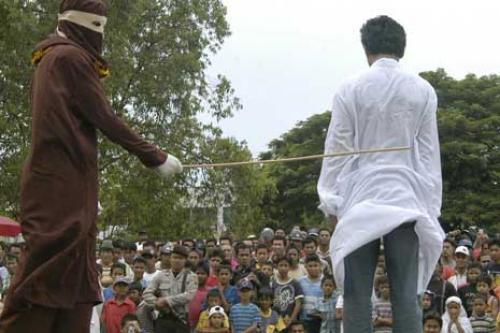 Di Aceh, Gay dan Lesbi Bakal Dihukum 100 Kali Cambuk atau Denda 1 Kilogram Emas 