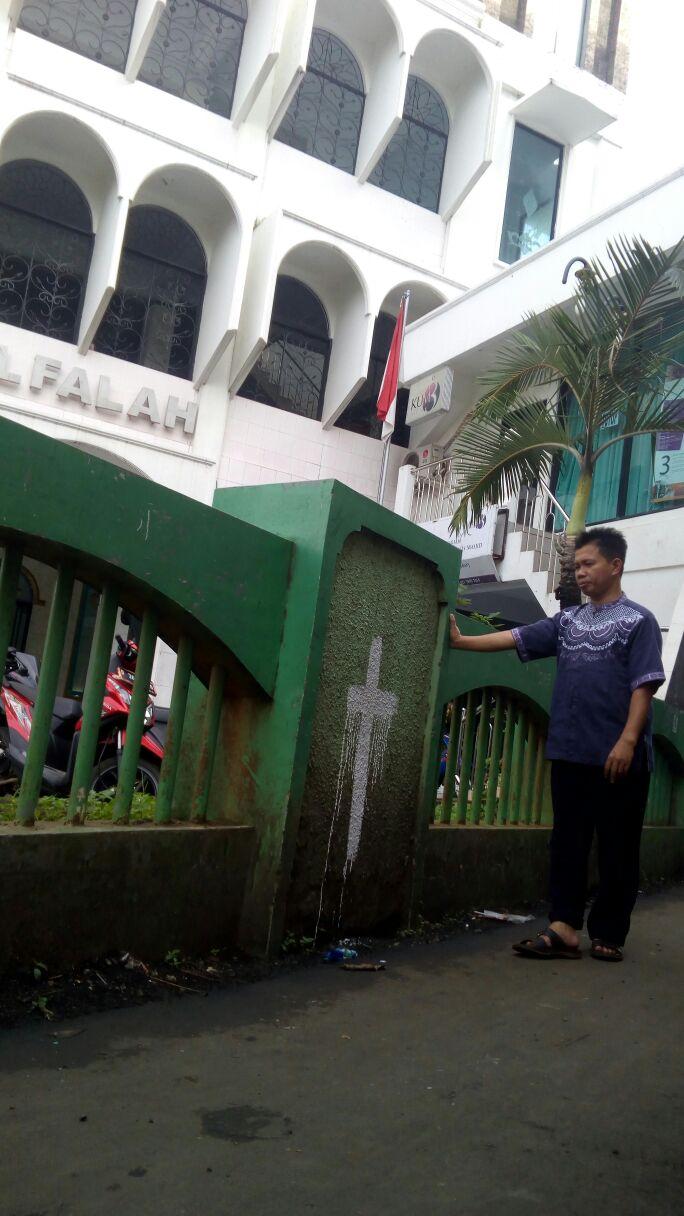 Teror Simbol Salib Hebohkan Warga Mampang Prapatan, Dinding Masjid Al Falah Menjadi Sasaran