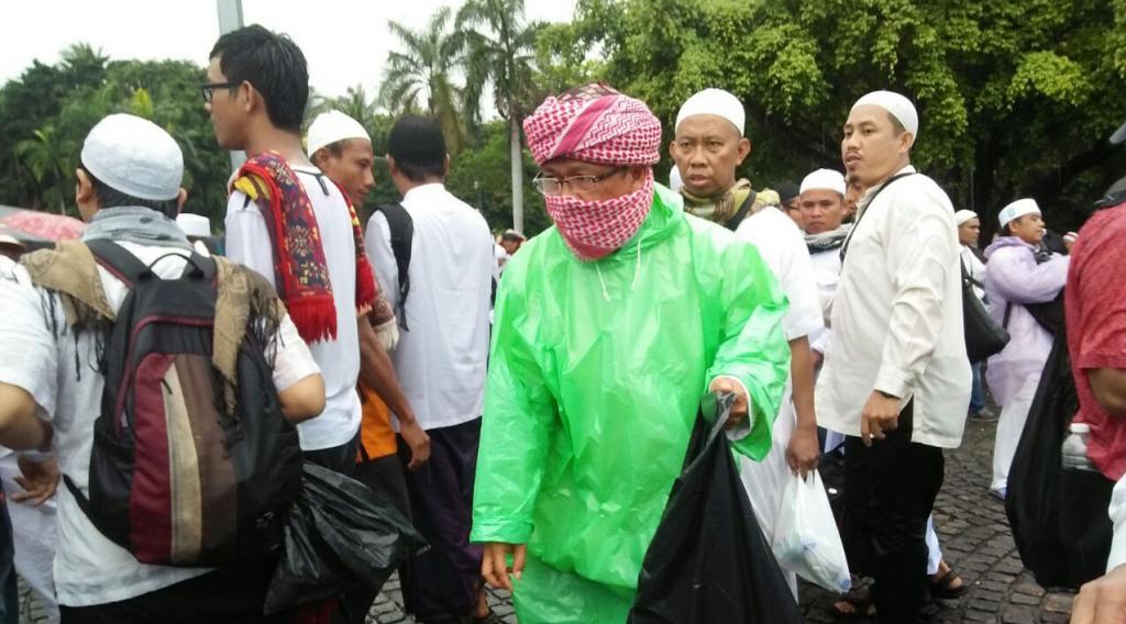 Menyamar, Aa Gym Pungut Sampah Usai Aksi Bela Islam III Bubar