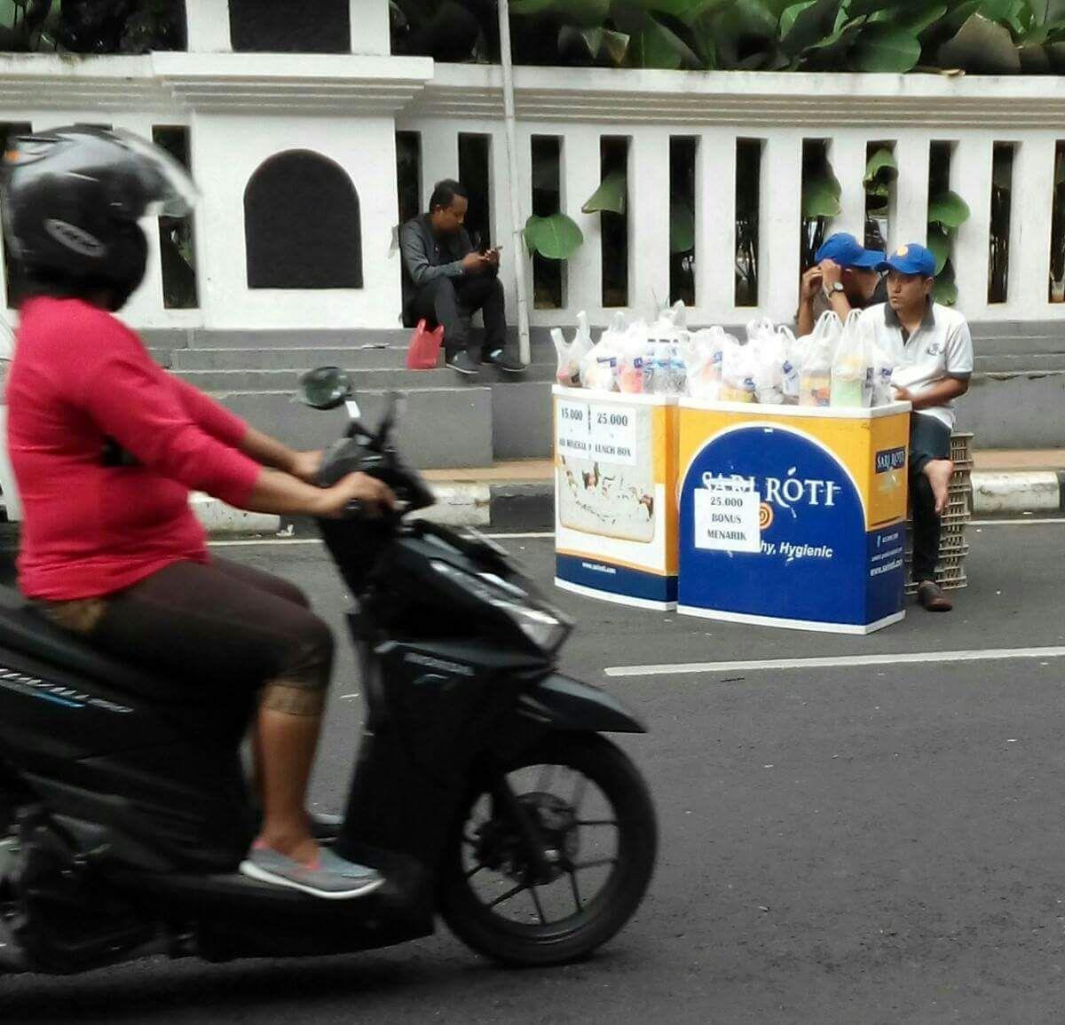 Efek Boikot Sari Roti, Mulai dari Tiga Troli Menumpuk, Diobral hingga Menjanjikan Hadiah Menarik