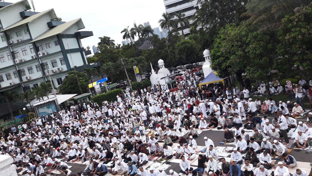 Jamaah Shalat Subuh di Masjid Al Azhar Jakarta Luber Hingga ke Jalan