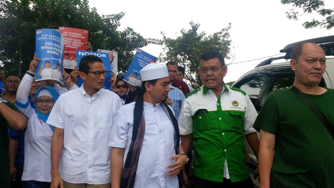 Ustadz Solmed Dampingi Sandiaga Uno Tinjau Harga-harga di Pasar Induk