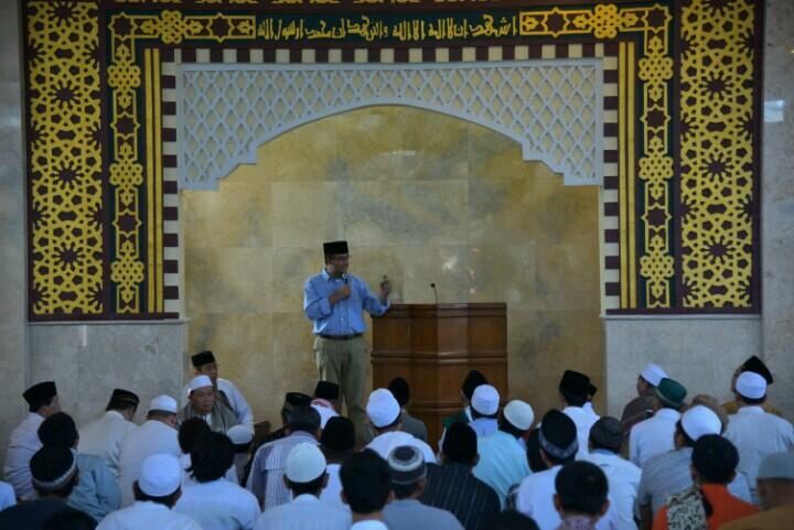 Anies Rasakan Napak Tilas Masa Kuliah Saat Sholat di Masjid Al Barkah