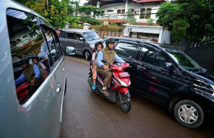 Terjang Kemacetan, Anies Antar Anak ke Sekolah