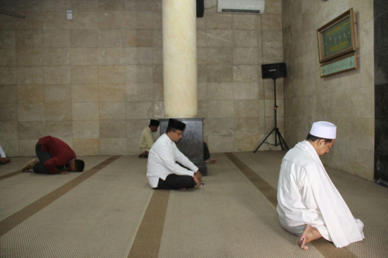 Datang Lebih Awal, Anies Salat Sunah Sebelum Subuh Berjamaah