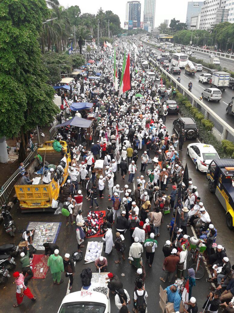 Habib Rizieq Perintahkan Massa 212 Bubar dan Bantu Korban Banjir Jakarta