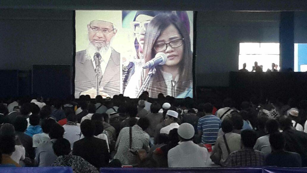 Alhamdulillah! Empat Mualaf Bersyahadat pada Kajian Dr Zakir Naik di Bandung