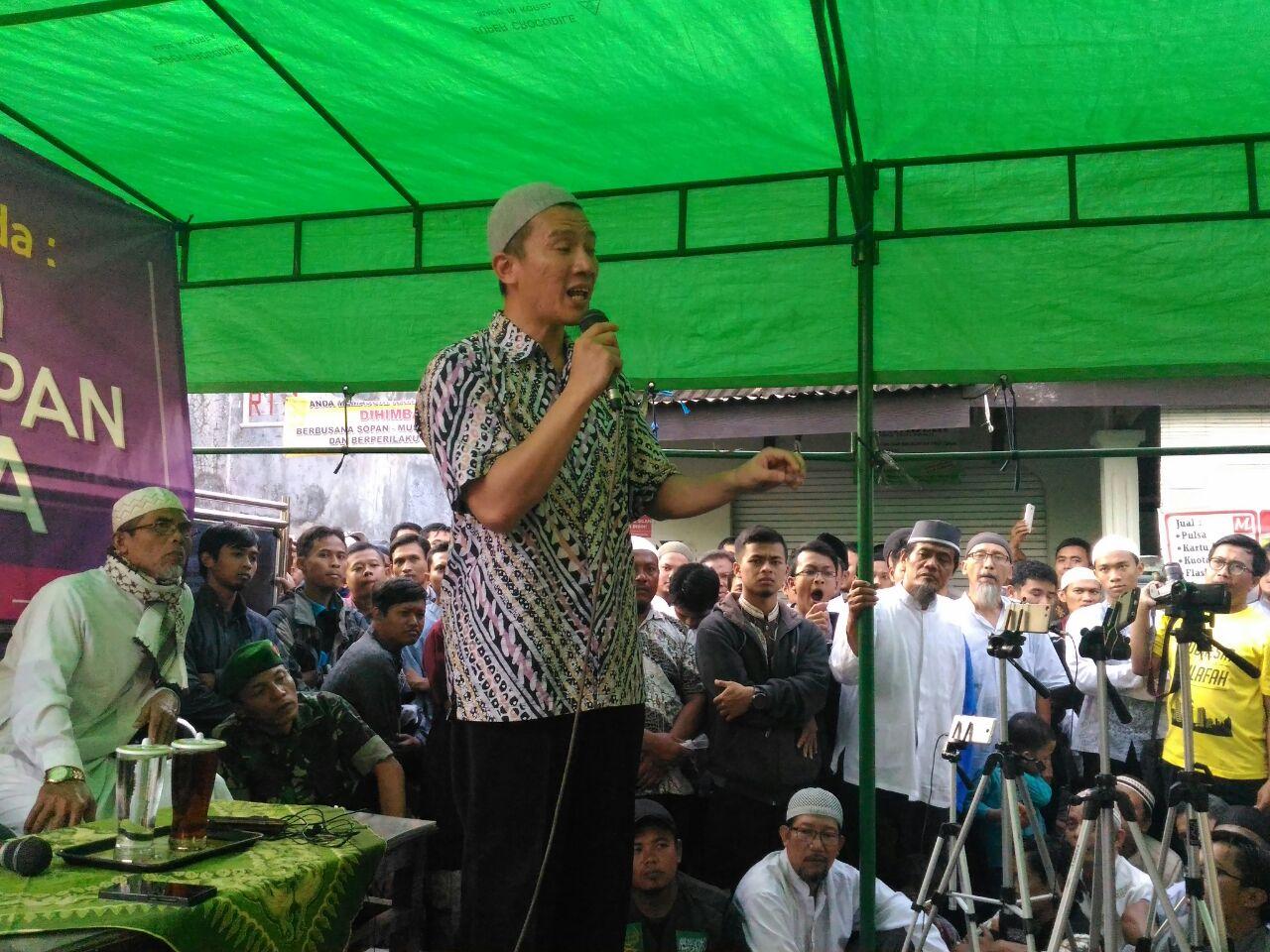 Sebelum Beri Ceramah Ustadz Felix Siauw Santuni Yatim dan Dhuafa Binaan NU