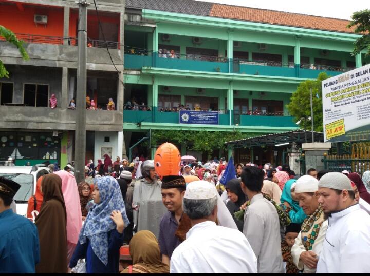 Hujan Deras Mendadak Turun,  Warga Muslim Perumnas Denpasar Pindah Shalat Idul Fitri di Masjid 