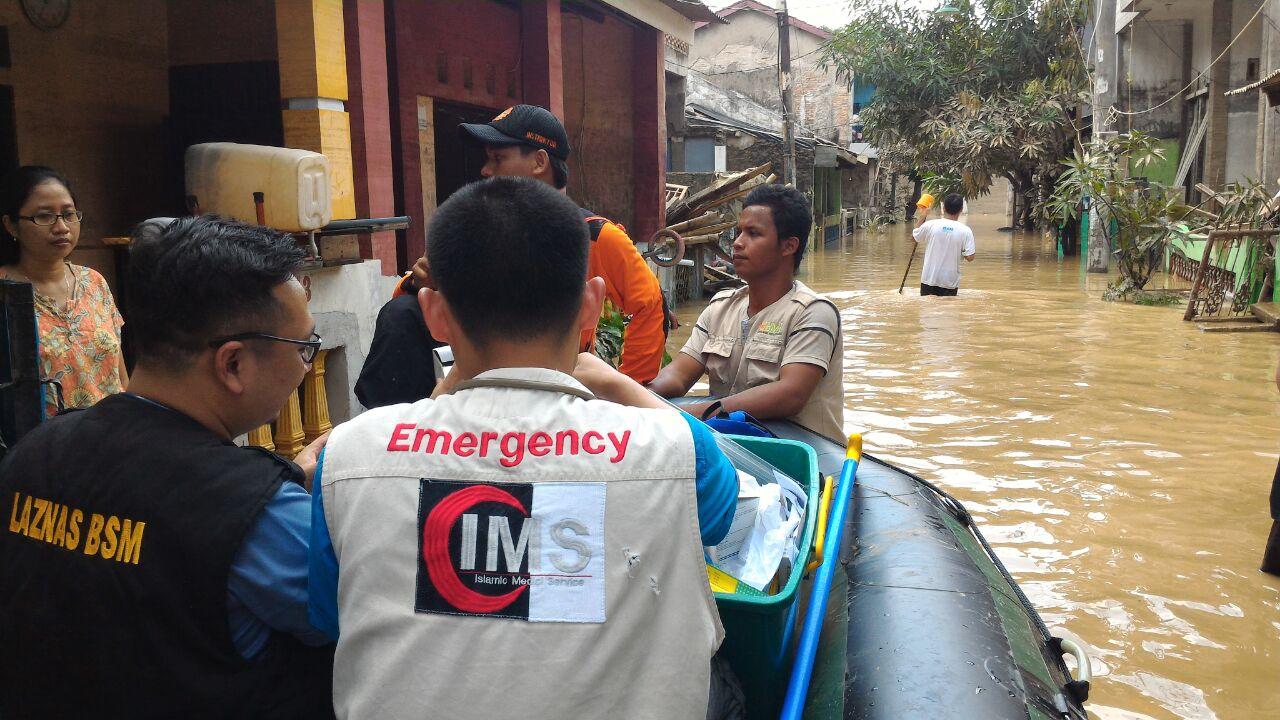 Islamic Medical Service Evakuasi dan Beri Pelayanan Kesehatan Korban Banjir Bekasi
