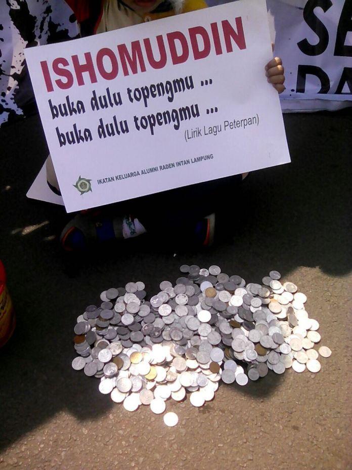 Nyindir, Umat Islam Lampung Kumpulkan Koin untuk KH Ishomudin