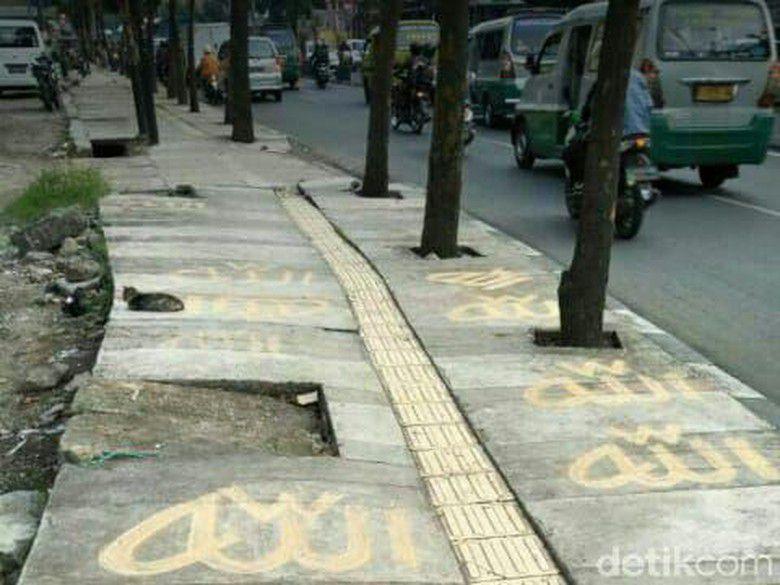 Heboh Tulisan Allah di Trotoar Bandung, Pelakunya Orang Gila Lagi