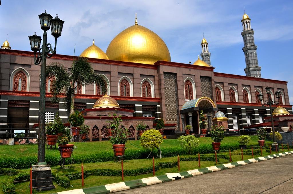 Seorang Pria Siram Karpet Masjid Kubah Emas dengan Air Kencing