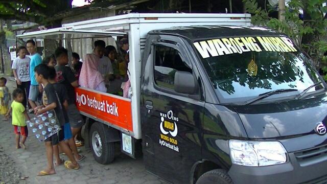 Salut! Mobil Warung Sedekah Ini Jual Nasi Bungkus Lauk Ayam Rp 2000, Ludes dalam Sekejap